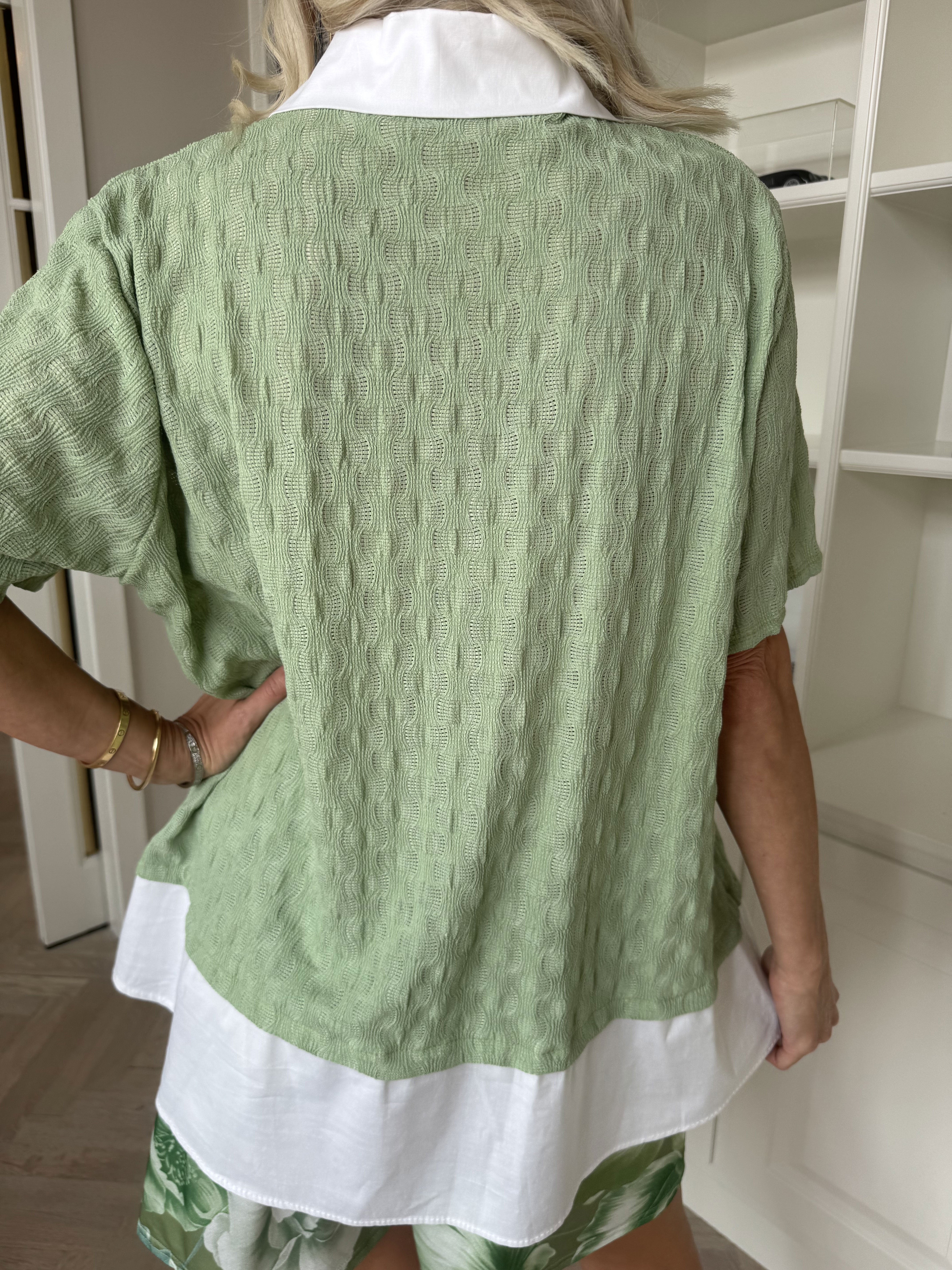 Shandel - Sød stretchy bluse med skjortedetaljer